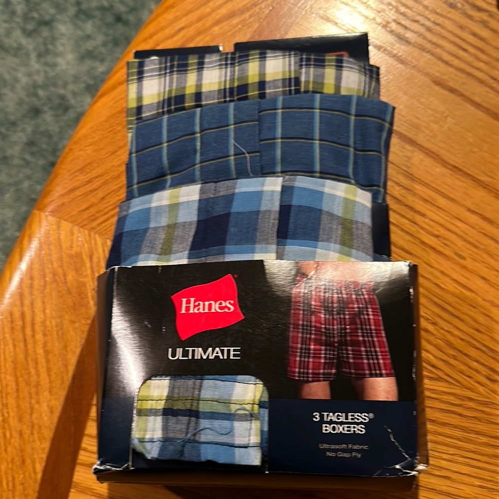 Hanes 3 pack boxed tag-less boxers. Size M 32-34”